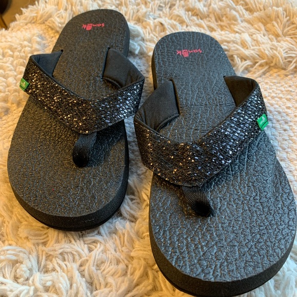 sanuk girls flip flops